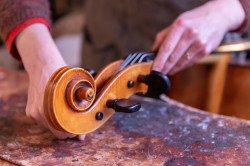Fabrication de violon à la Place d'Italie